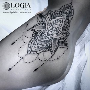 tatuaje-muslo-mandala-Logia-Barcelona-Dasly    